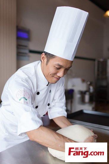 师陈明祥老师和新糖主义中央工厂面包部主厨杨裕民担任烘焙技术顾问